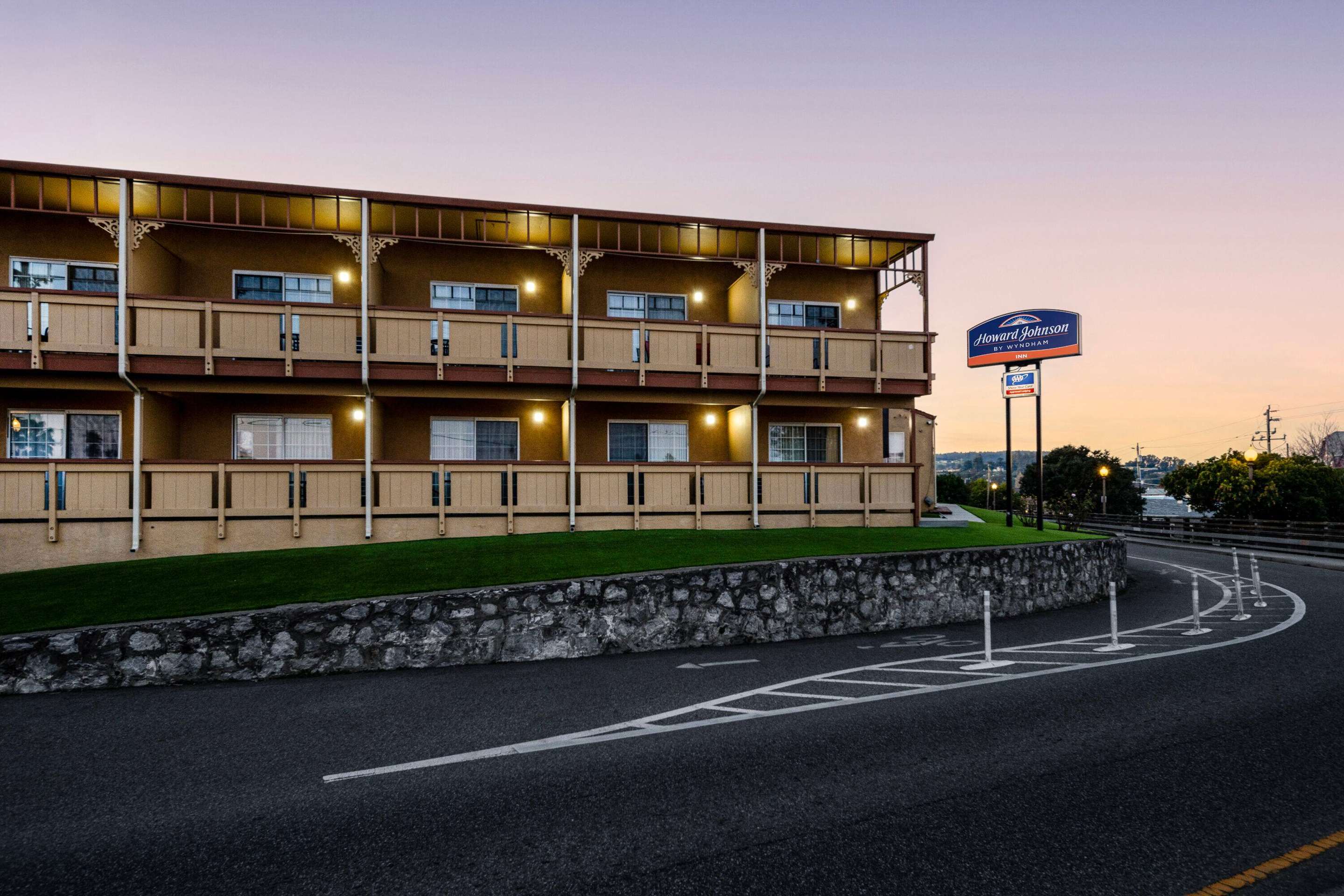 Exterior | Howard Johnson by Wyndham Santa Cruz Beach Boardwalk