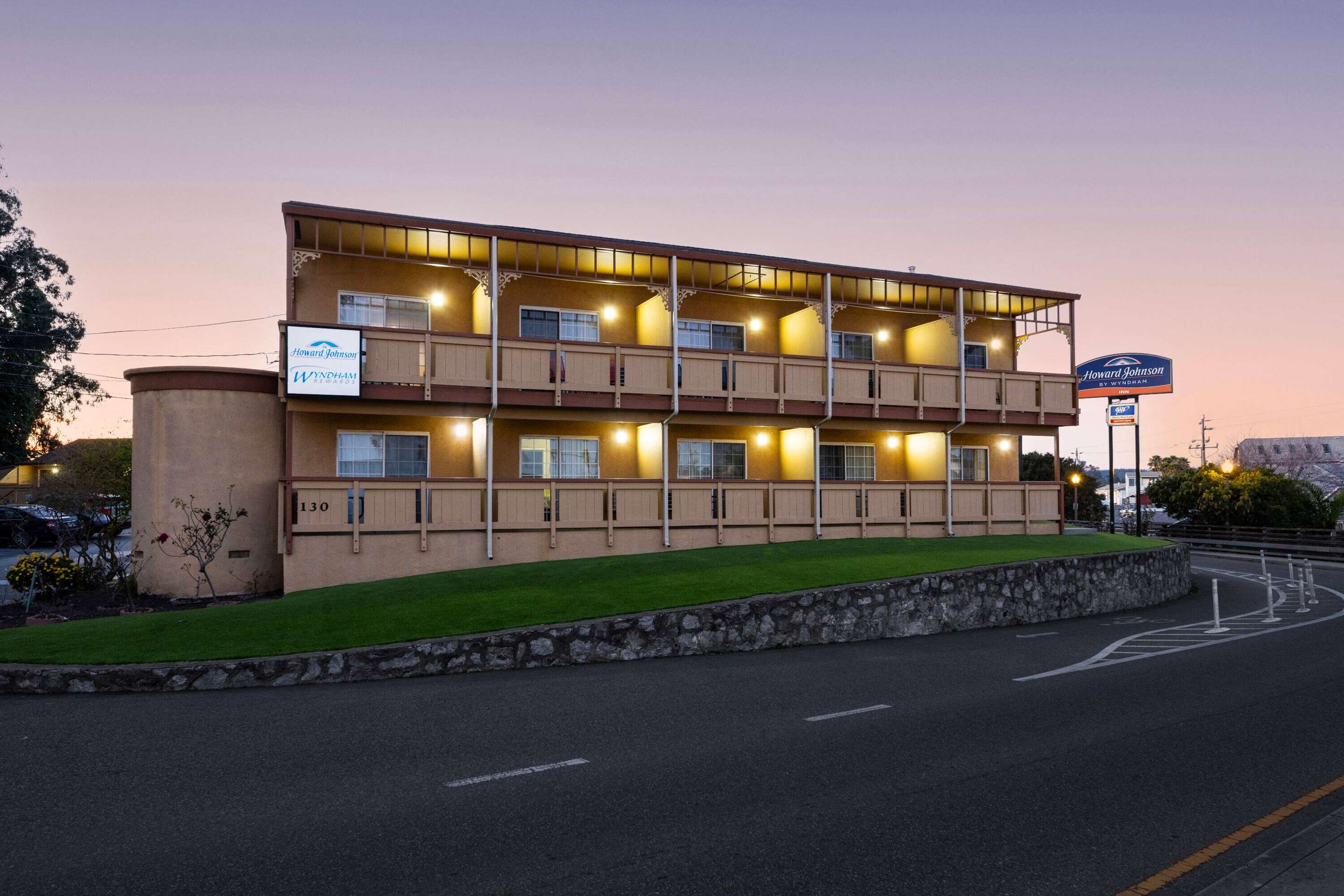 Exterior | Howard Johnson by Wyndham Santa Cruz Beach Boardwalk