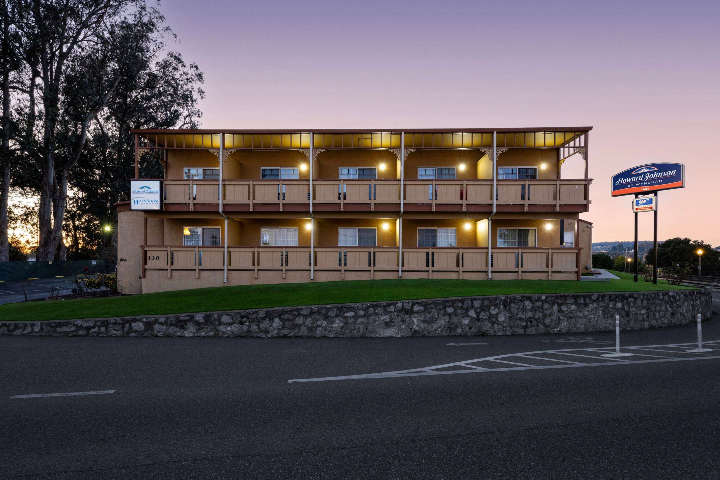 Exterior | Howard Johnson by Wyndham Santa Cruz Beach Boardwalk