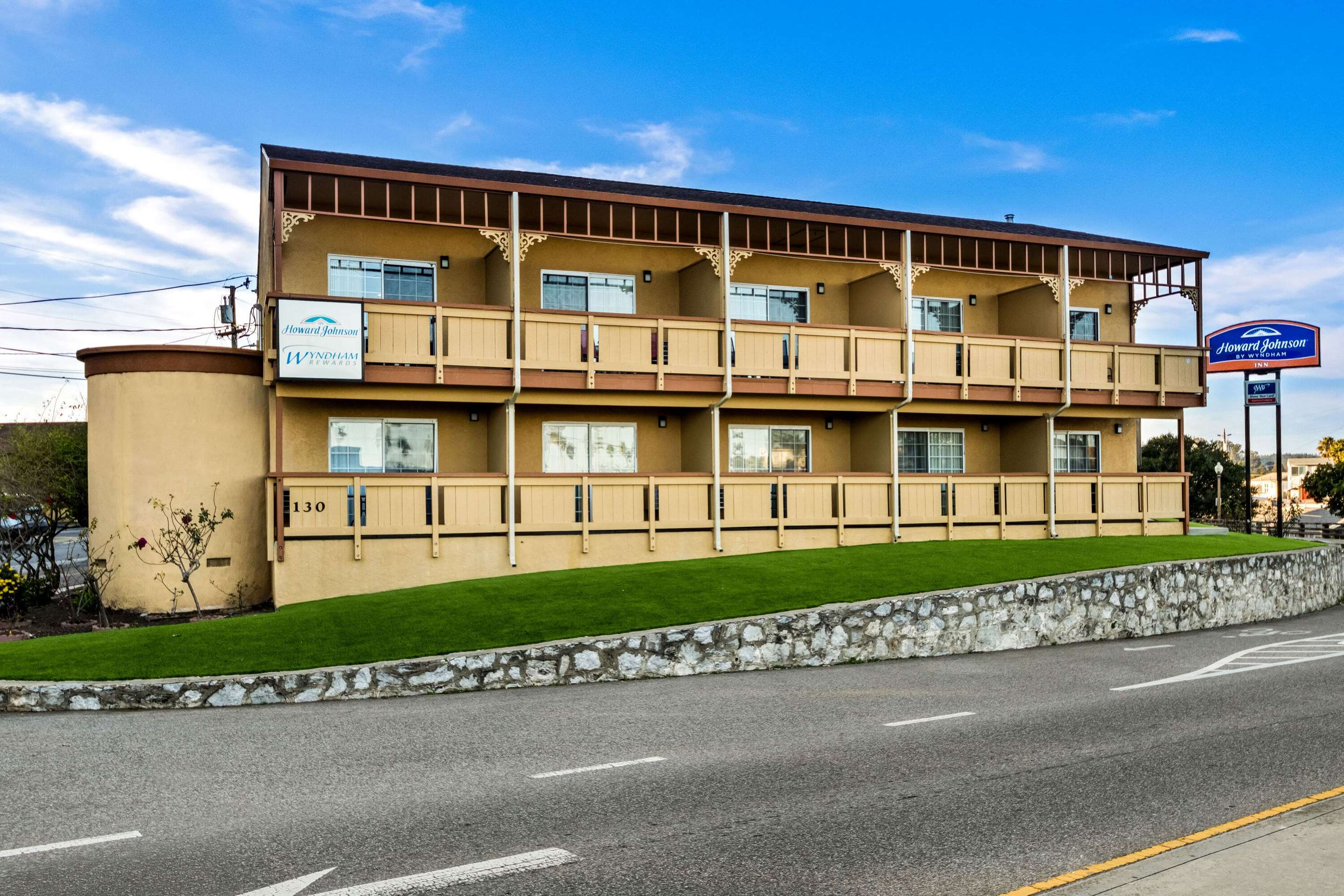 Exterior | Howard Johnson by Wyndham Santa Cruz Beach Boardwalk