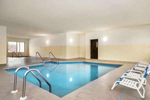 Pool - Howard Johnson Inn Appleton