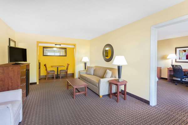 Suite - Days Inn Wildwood - I-75, Exit 329