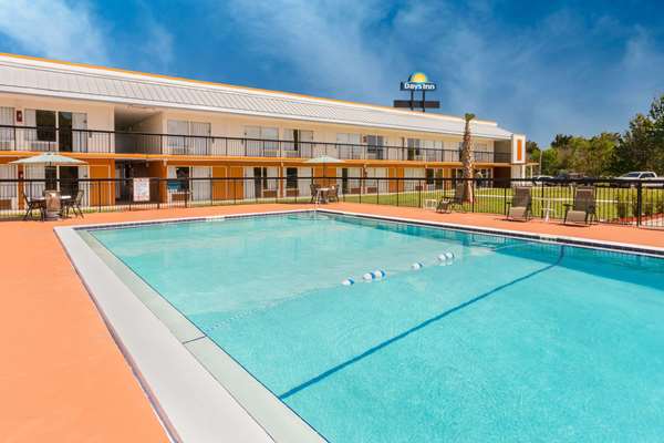 Pool - Days Inn Wildwood - I-75, Exit 329