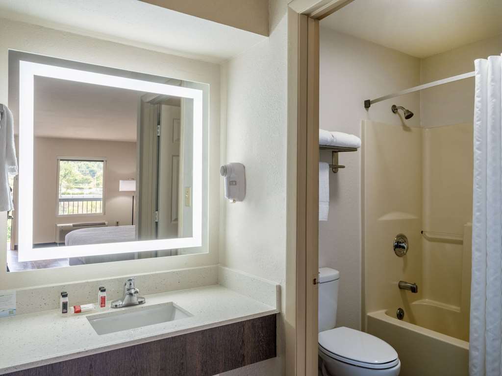 DAYS INN BY WYNDHAM CLEMSON-guestroom-Guest Room,Bathroom,On-Site.jpg
