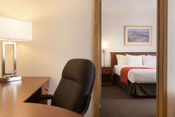 Suite - Super 8 Hotel Drayton Valley