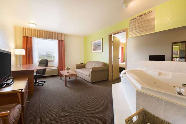 Suite - Super 8 Hotel Drayton Valley