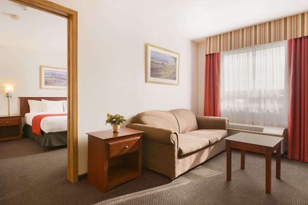 Suite - Super 8 Hotel Drayton Valley