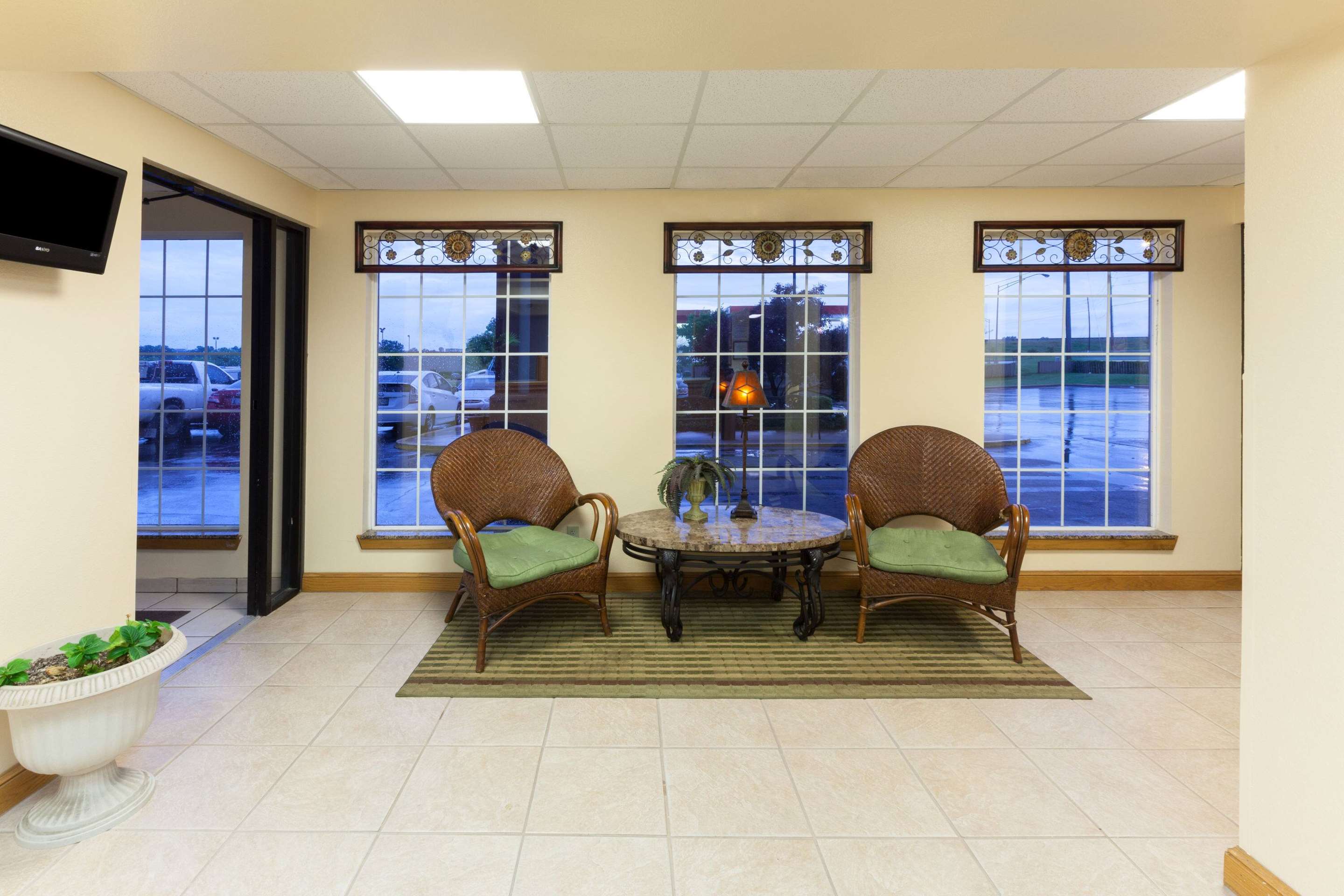 Lobby | Days Inn by Wyndham Shawnee