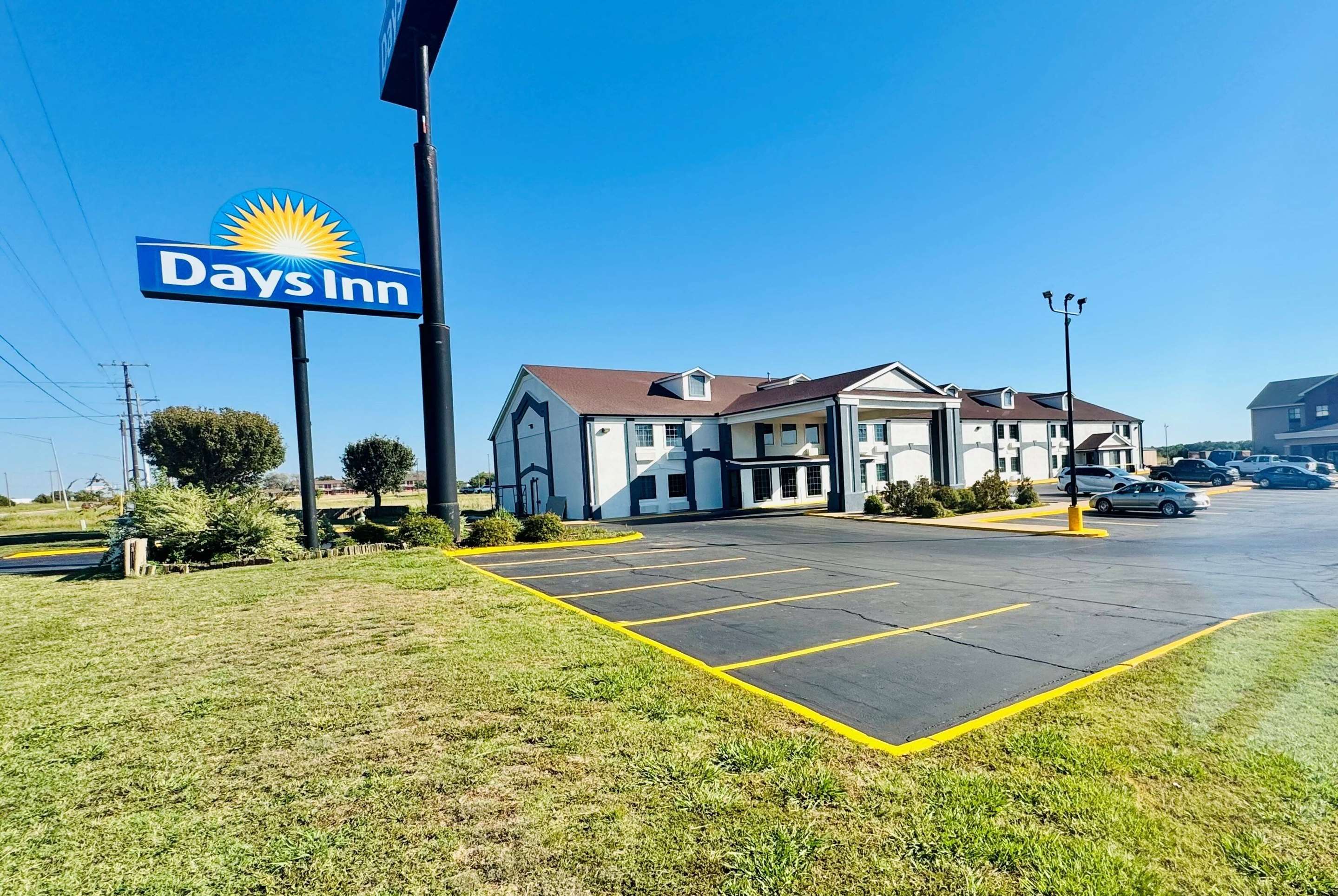 Exterior | Days Inn by Wyndham Shawnee