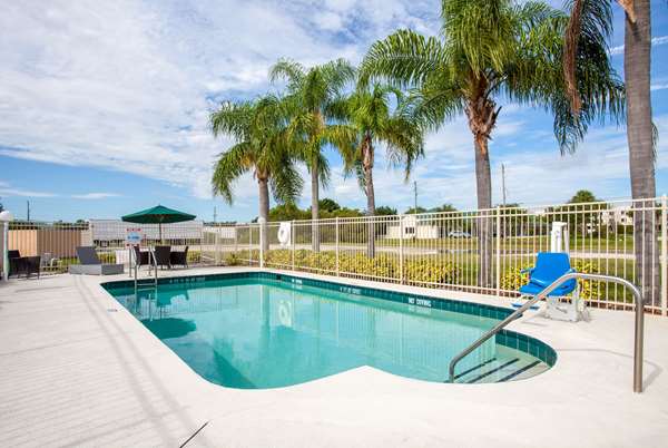 Pool - Howard Johnson Inn Vero Beach - I-95, Exit 147