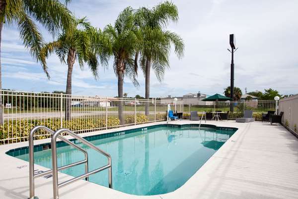 Pool - Howard Johnson Inn Vero Beach - I-95, Exit 147
