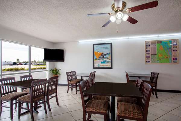 Amenities - Howard Johnson Inn Vero Beach - I-95, Exit 147