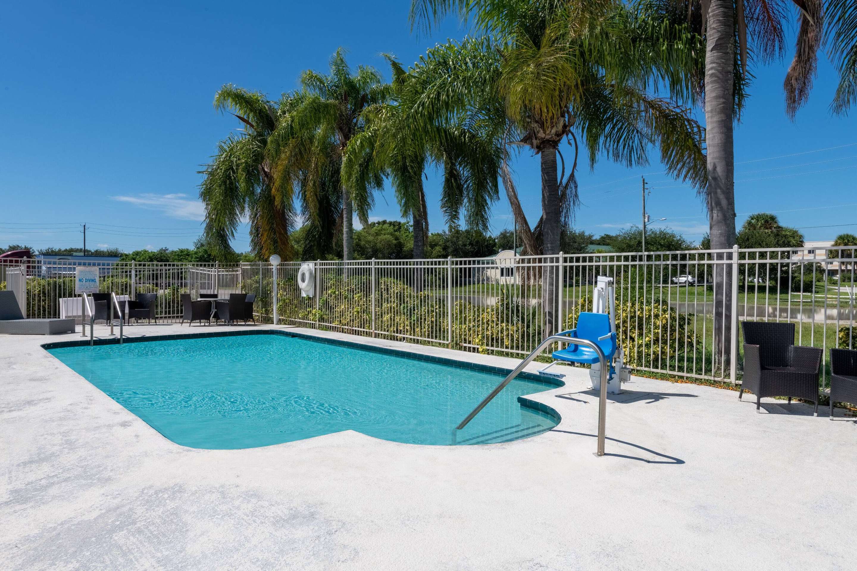 Pool | Howard Johnson by Wyndham Vero Beach/I-95