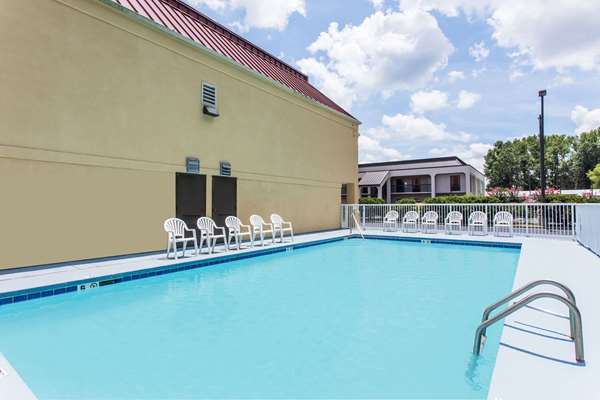 Pool - Days Inn Dillon - I-95, Exit 193