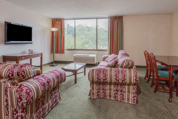 Suite - Ramada Inn Triangle - I-95, Exit 150