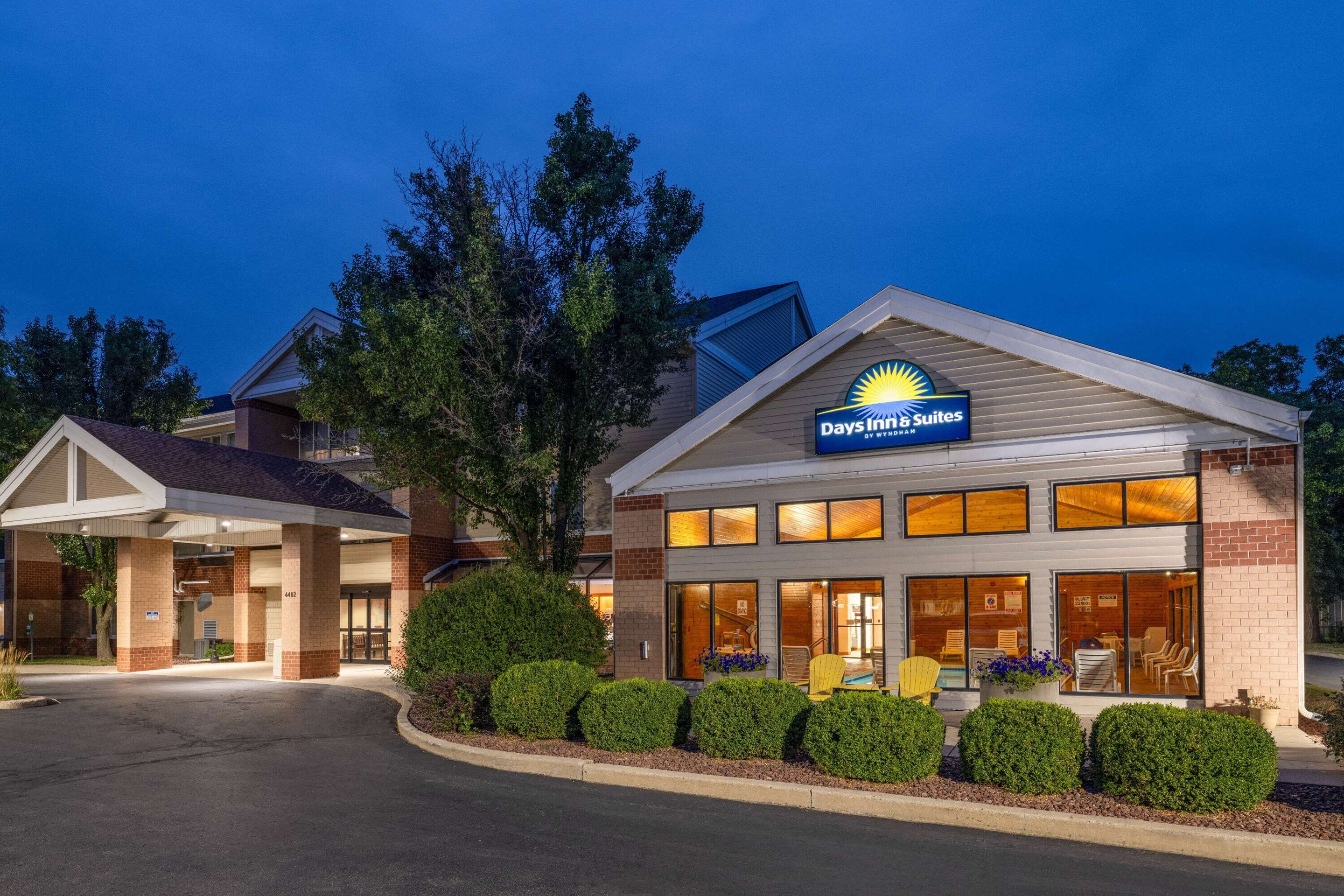 Exterior | Days Inn & Suites by Wyndham Madison