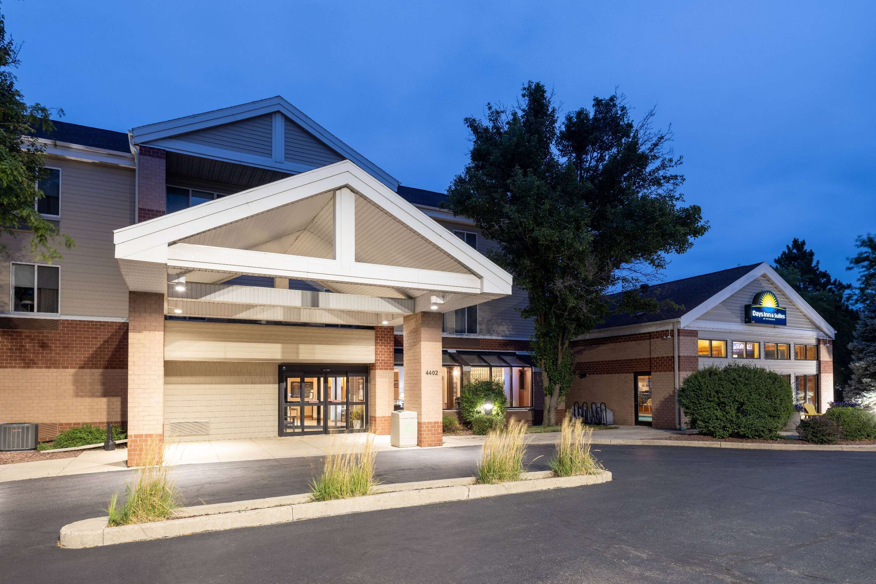 Exterior | Days Inn & Suites by Wyndham Madison