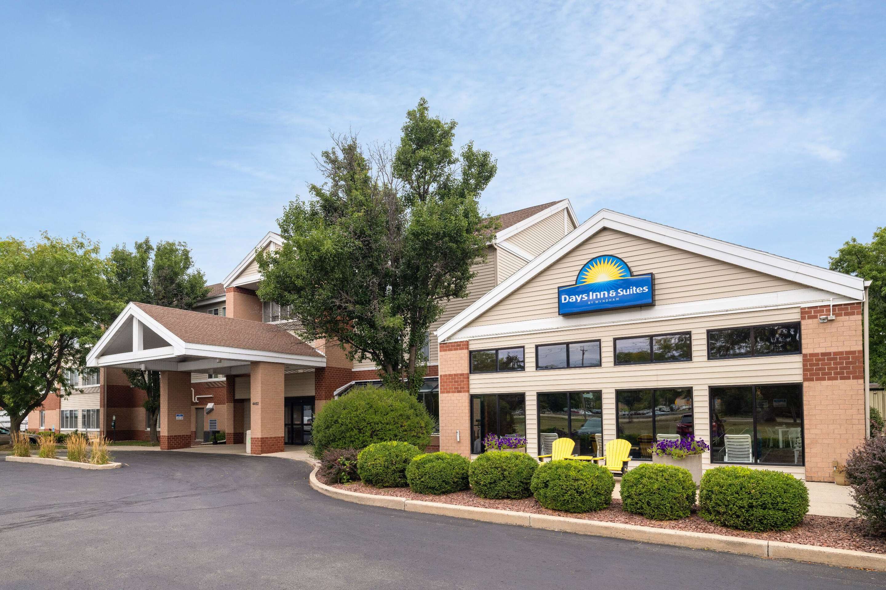 Exterior | Days Inn & Suites by Wyndham Madison