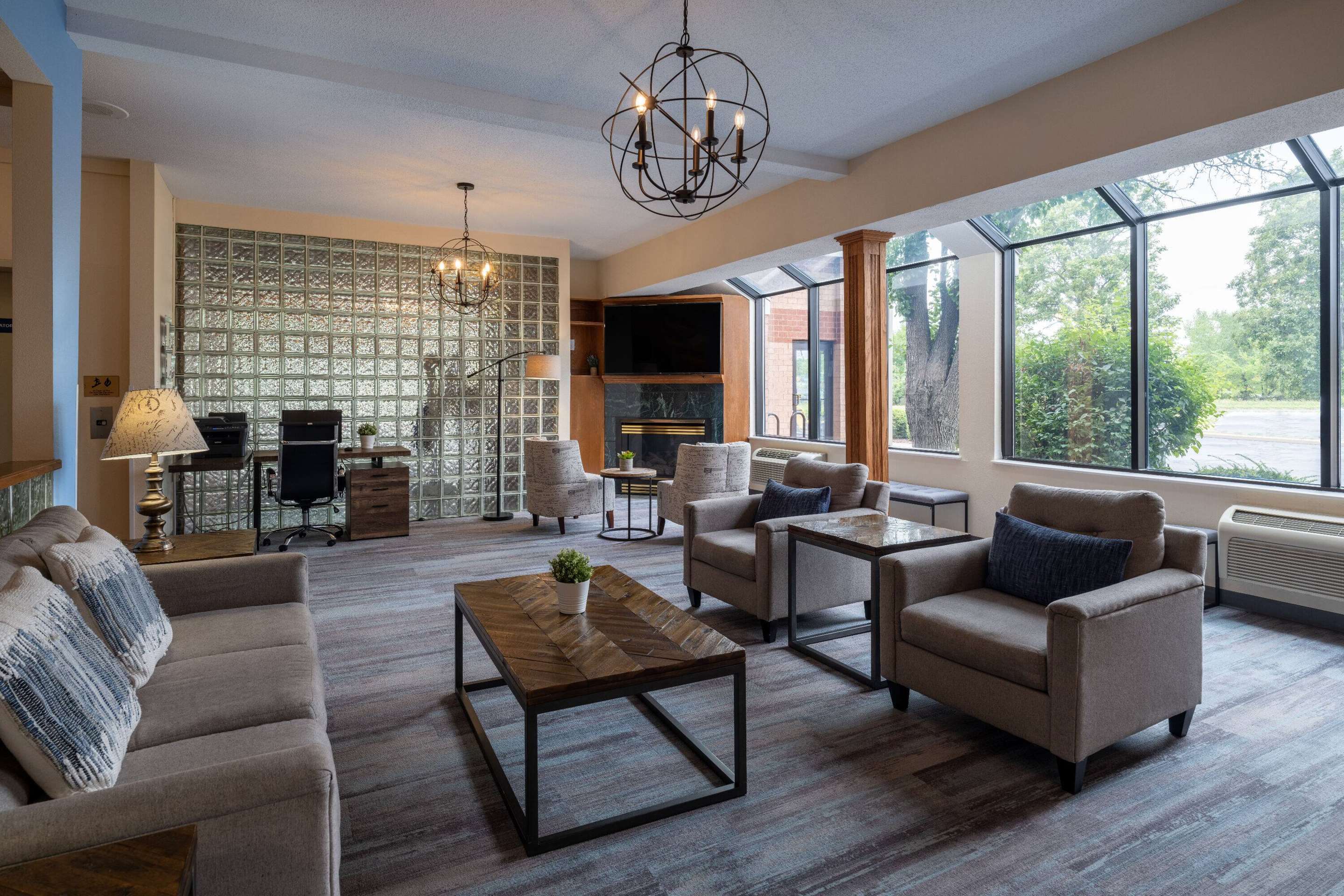 Lobby | Days Inn & Suites by Wyndham Madison