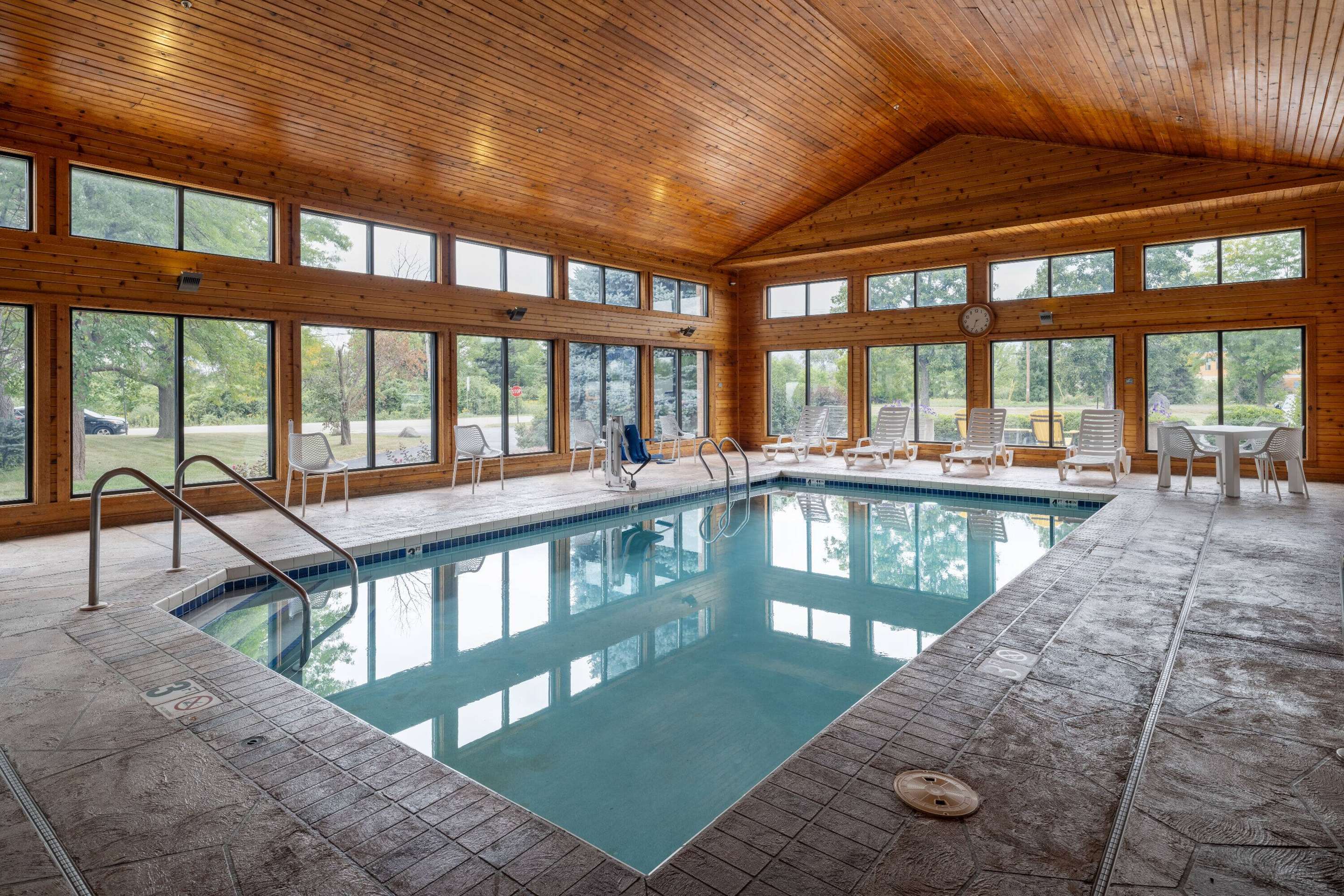 Pool | Days Inn & Suites by Wyndham Madison
