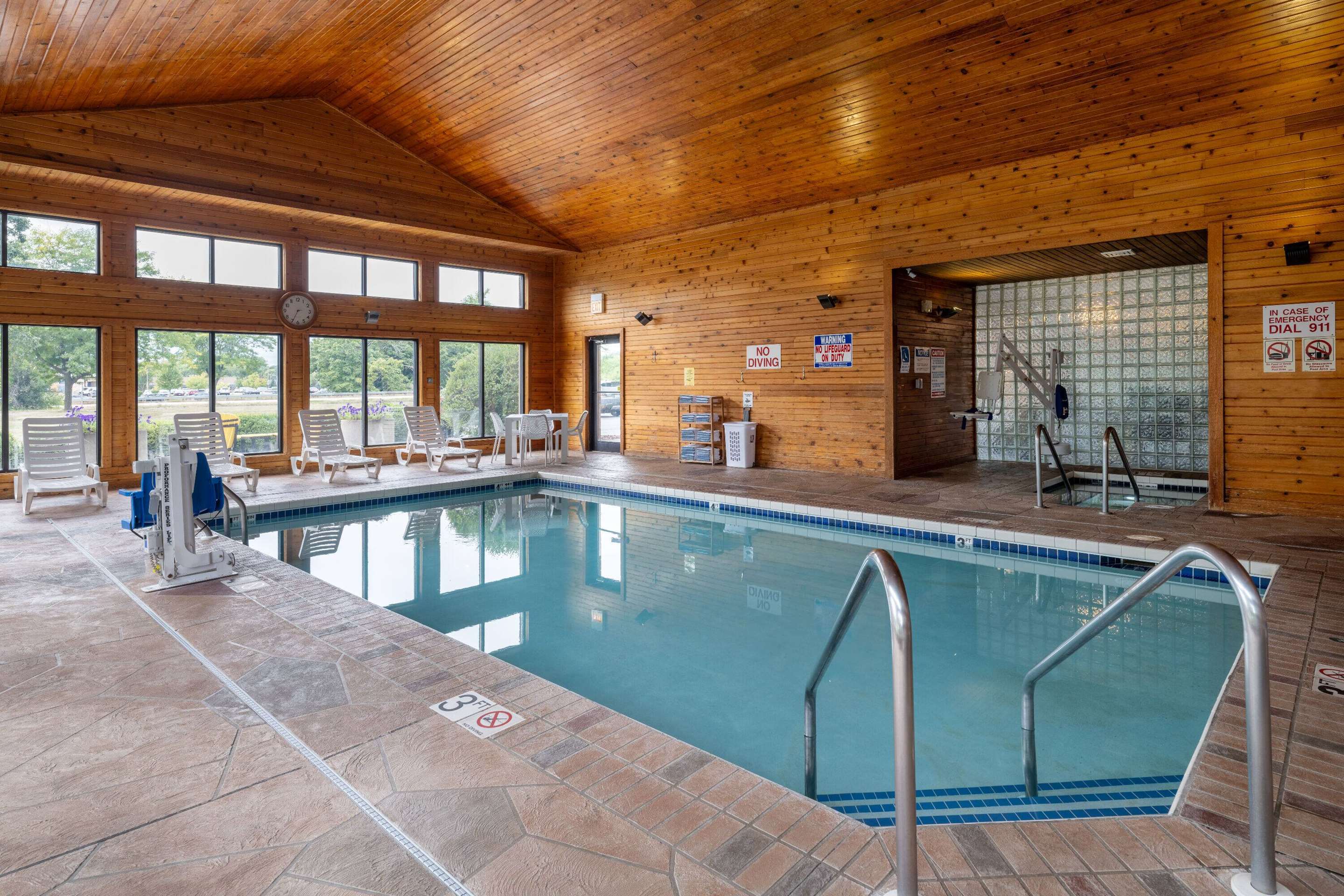 Pool | Days Inn & Suites by Wyndham Madison