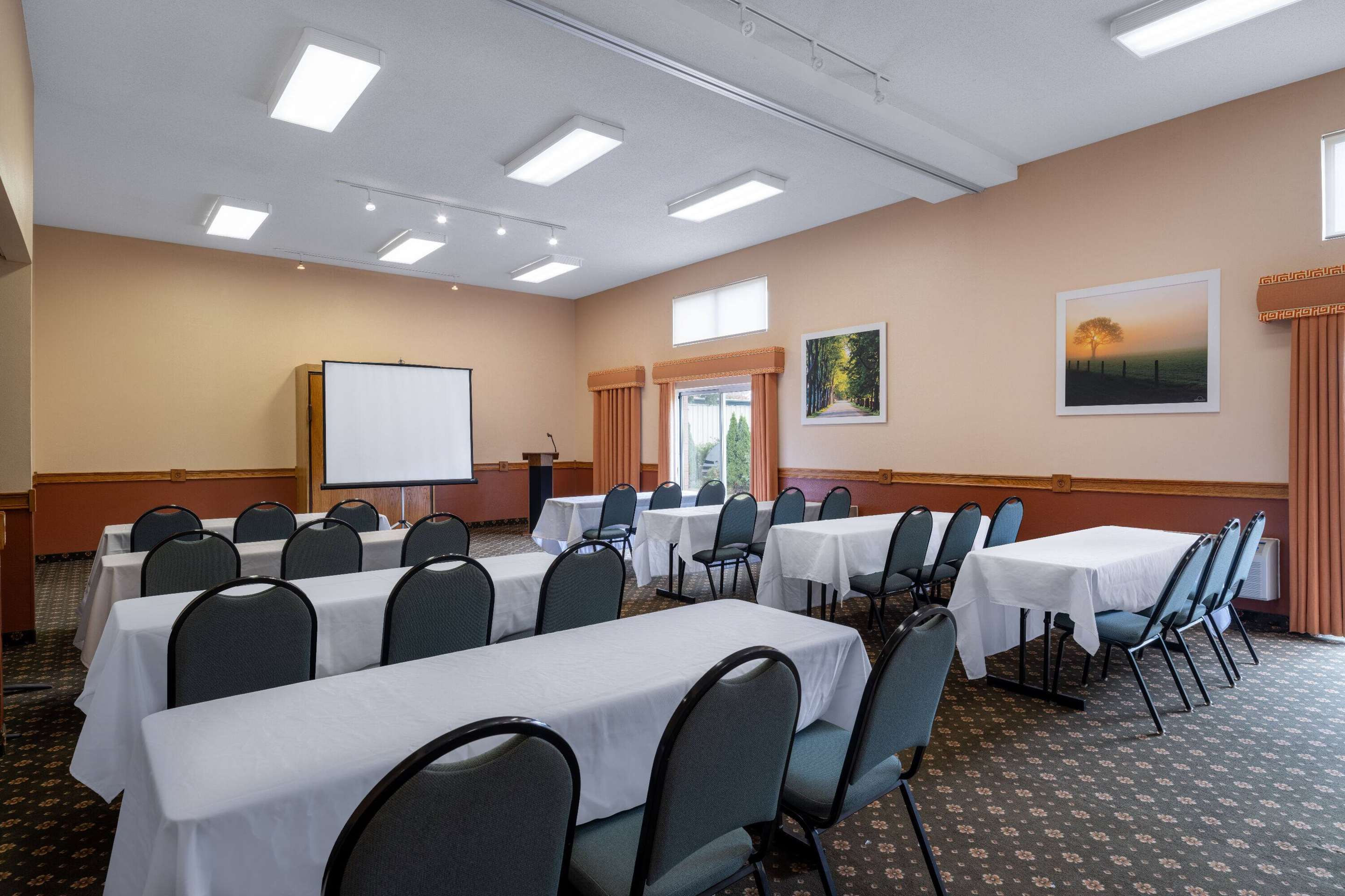 Meeting Room | Days Inn & Suites by Wyndham Madison