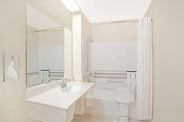  - Days Inn & Suites Fredericksburg