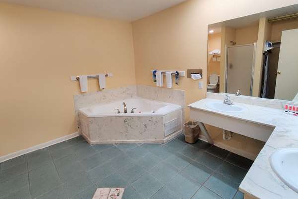  - Days Inn & Suites Fredericksburg