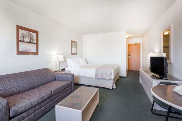 Suite - Super 8 Hotel Dauphin
