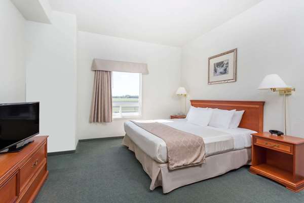 Suite - Super 8 Hotel Dauphin