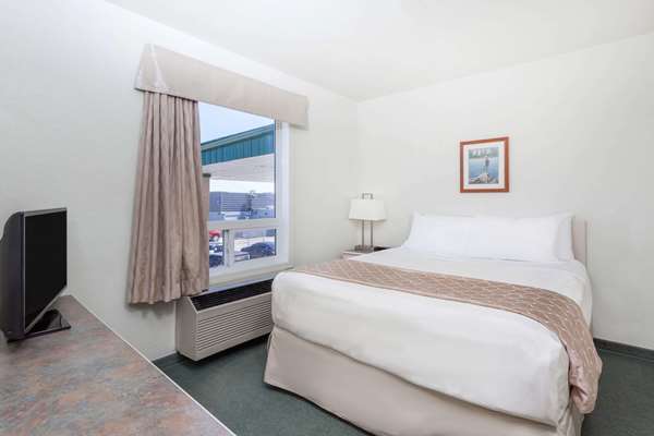 Suite - Super 8 Hotel Dauphin
