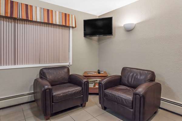  - Super 8 Motel Stettler