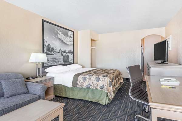  - Super 8 Motel Stettler