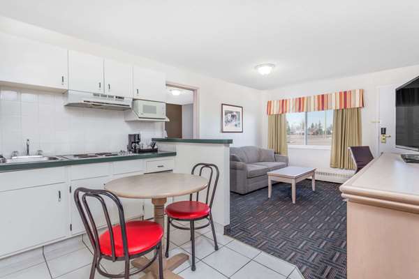 Suite - Super 8 Motel Stettler