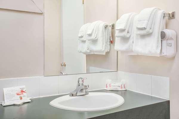  - Super 8 Motel Stettler