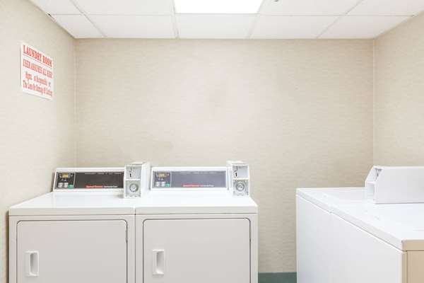 Amenities - Howard Johnson Inn Airport Newark - I-78, Exit 58B