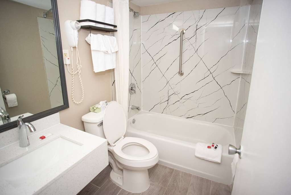SUPER 8 BY WYNDHAM BLACK MOUNTAIN-guestroom-Guest Room,Bathroom,On-Site.jpg