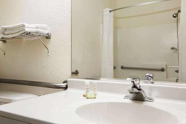  - Super 8 Hotel Aurora