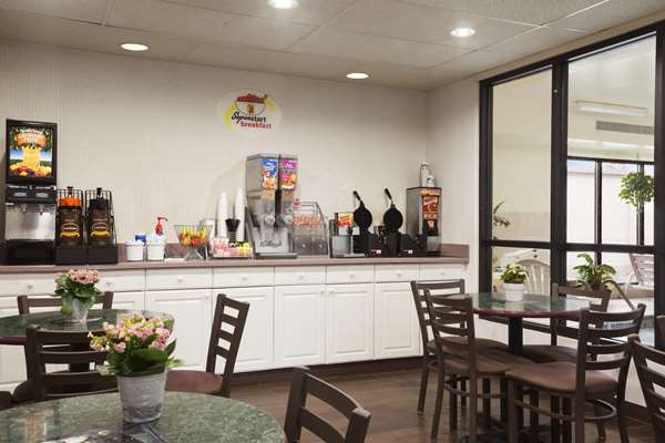  - Super 8 Hotel Aurora