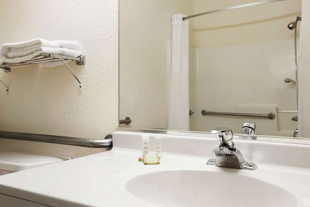 SUPER 8 BY WYNDHAM AURORA/NAPERVILL-guestroom-Guest Room,Bathroom,On-Site.jpg