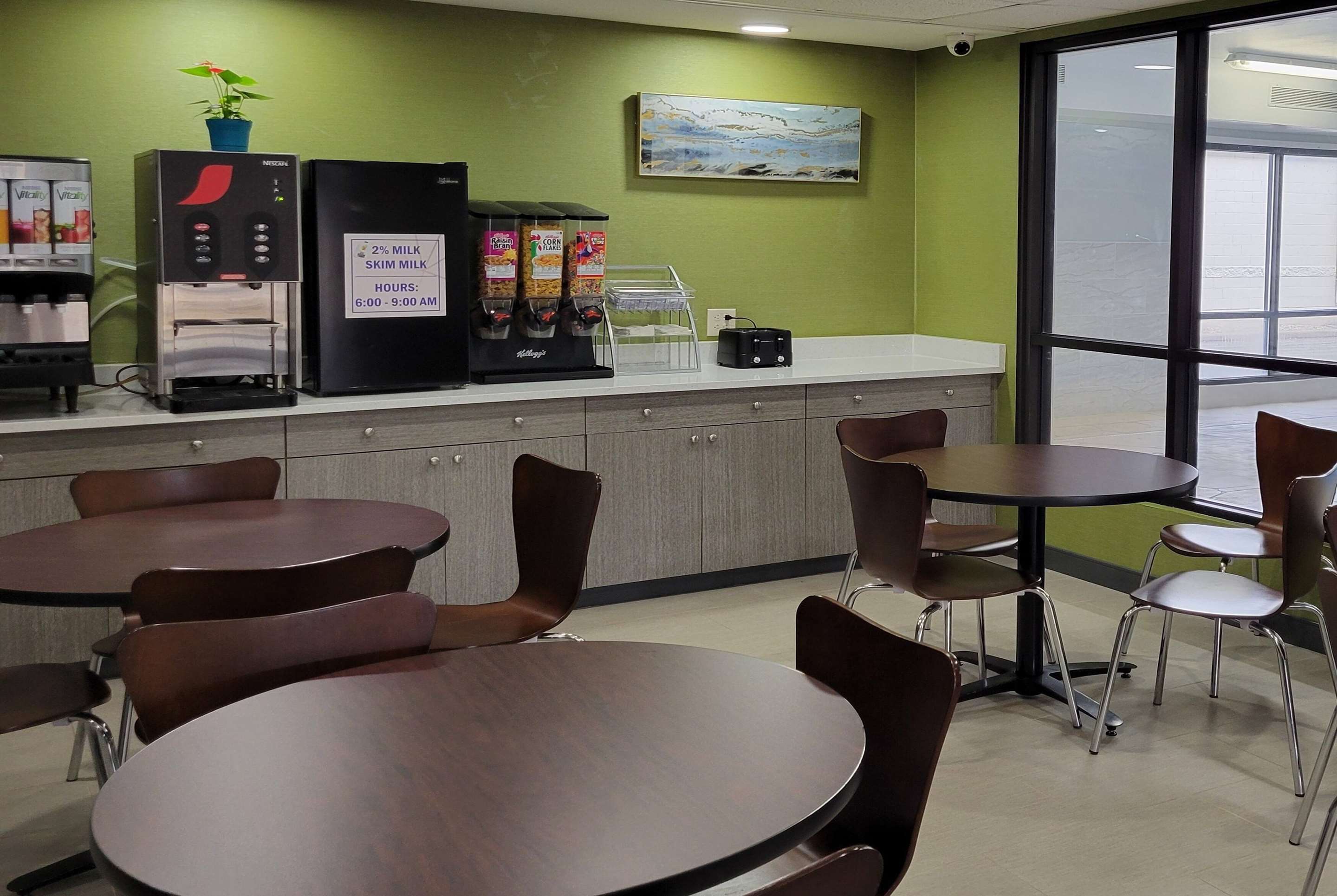 Breakfast Area | Super 8 by Wyndham Aurora/Naperville Area