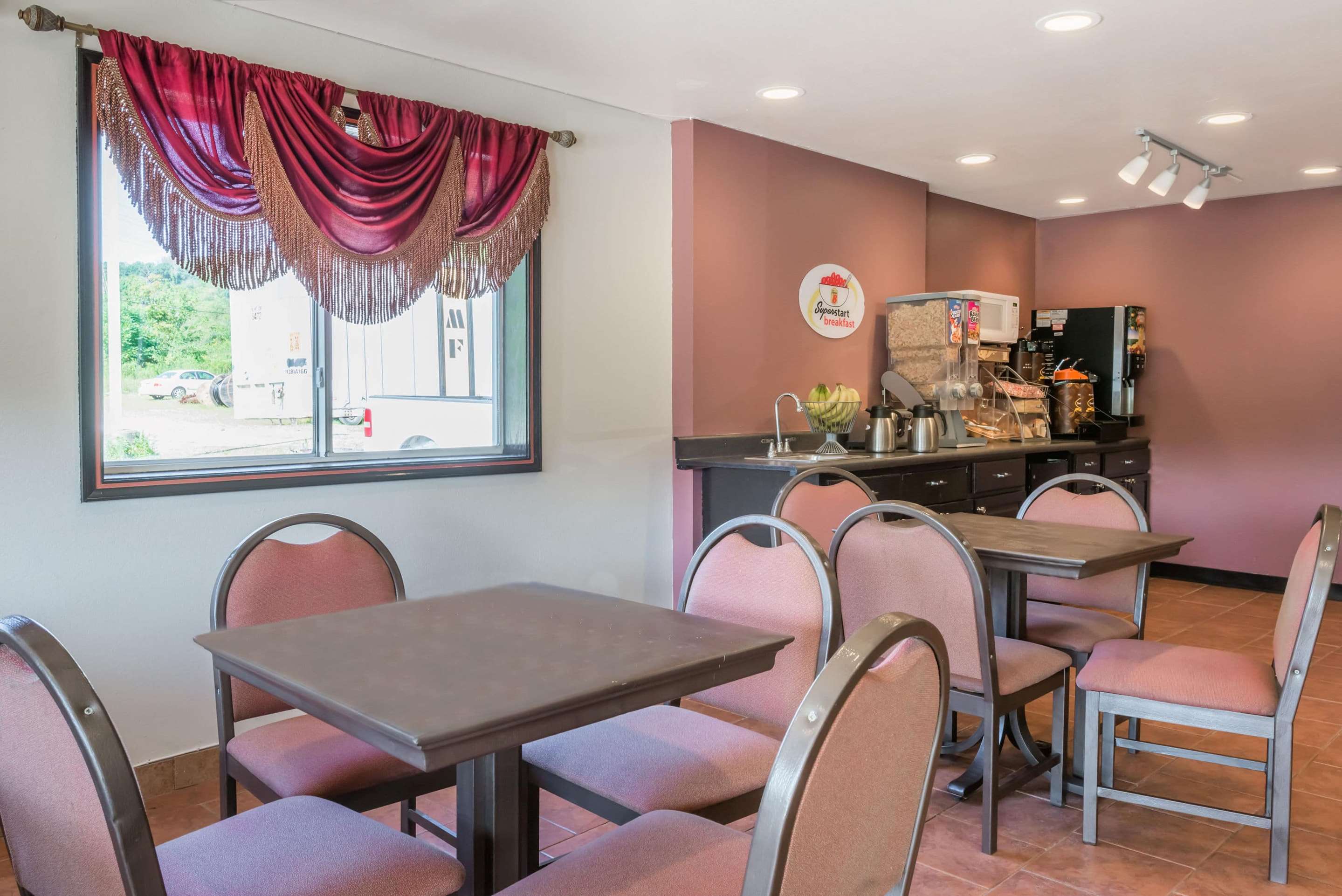 Breakfast Area | Super 8 by Wyndham Pittsburgh/Monroeville