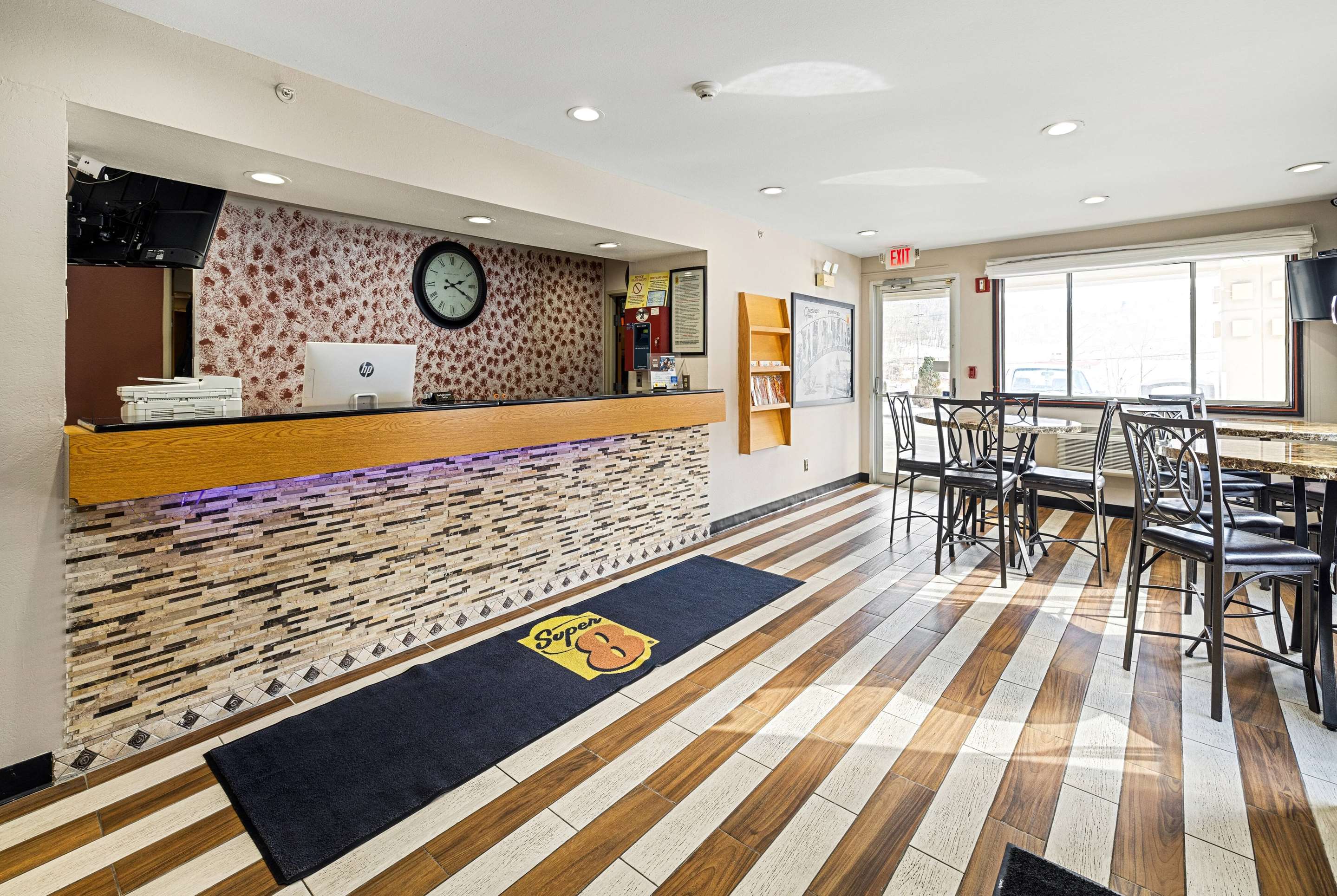 Lobby | Super 8 by Wyndham Pittsburgh/Monroeville
