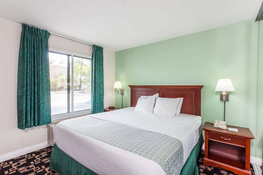 RAMADA BY WYNDHAM OCEANSIDE-guestroom-Guest Room,On-Site.jpg
