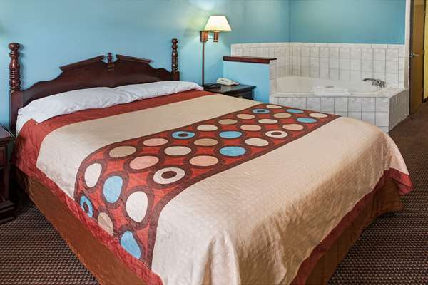 Suite - Super 8 Hotel Heath