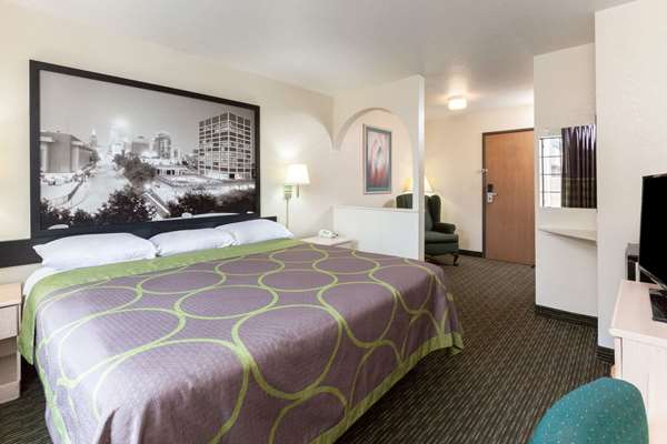  - Super 8 Hotel Downtown Tulsa - I-44, Exit 231