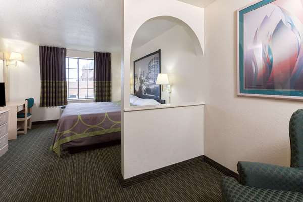  - Super 8 Hotel Downtown Tulsa - I-44, Exit 231