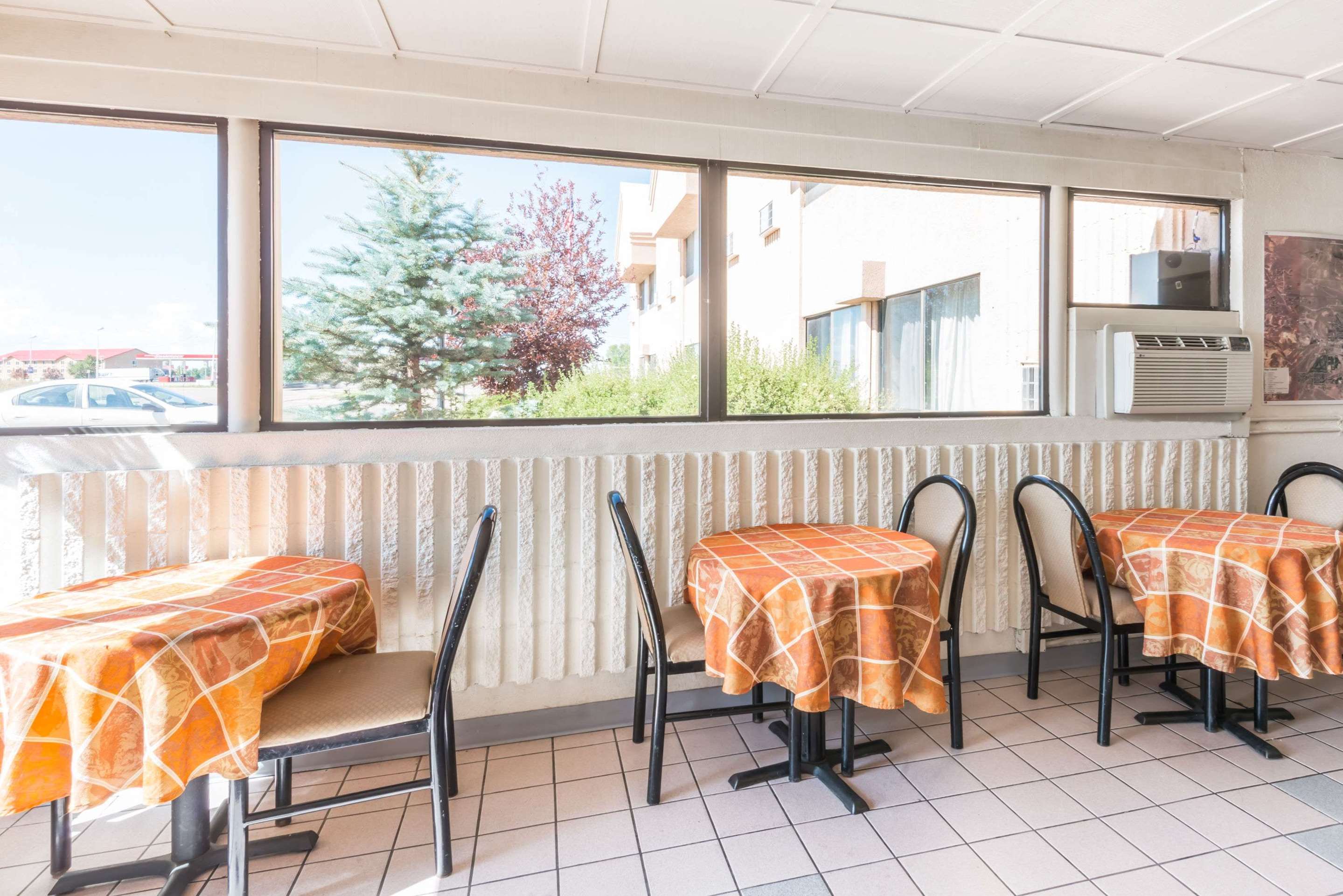 Breakfast Area | Super 8 by Wyndham Laramie