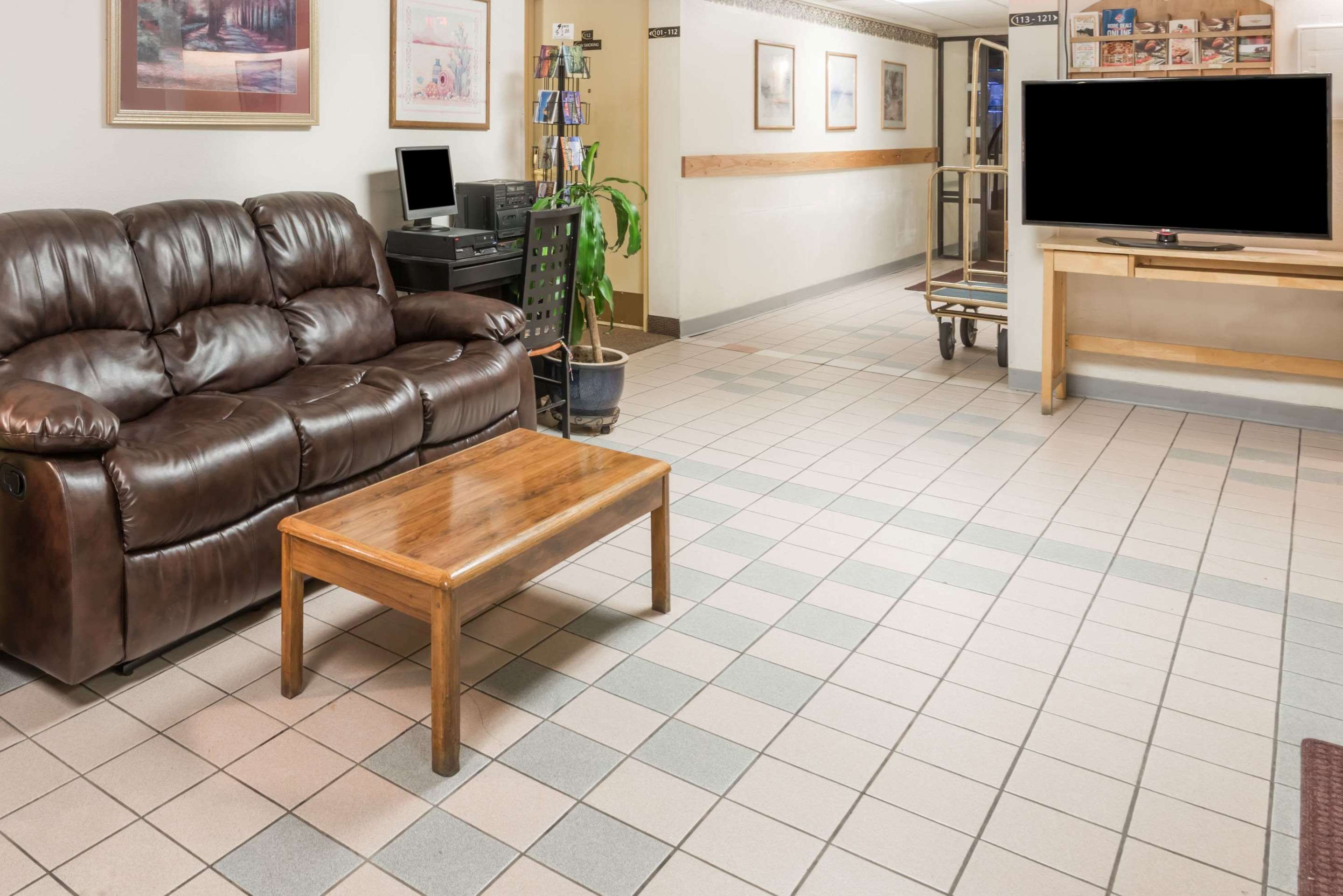 Lobby | Super 8 by Wyndham Laramie