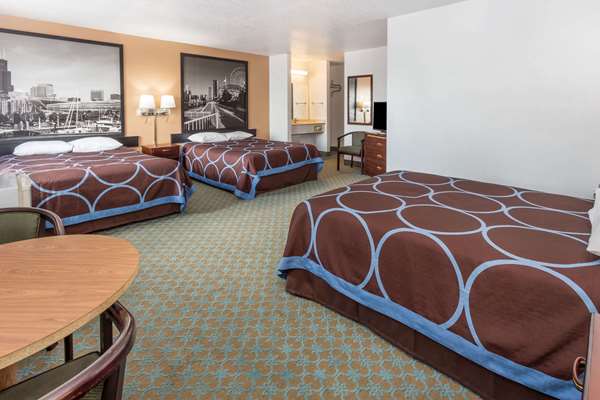 Suite - Super 8 Hotel Bourbonnais - I-57, Exit 315